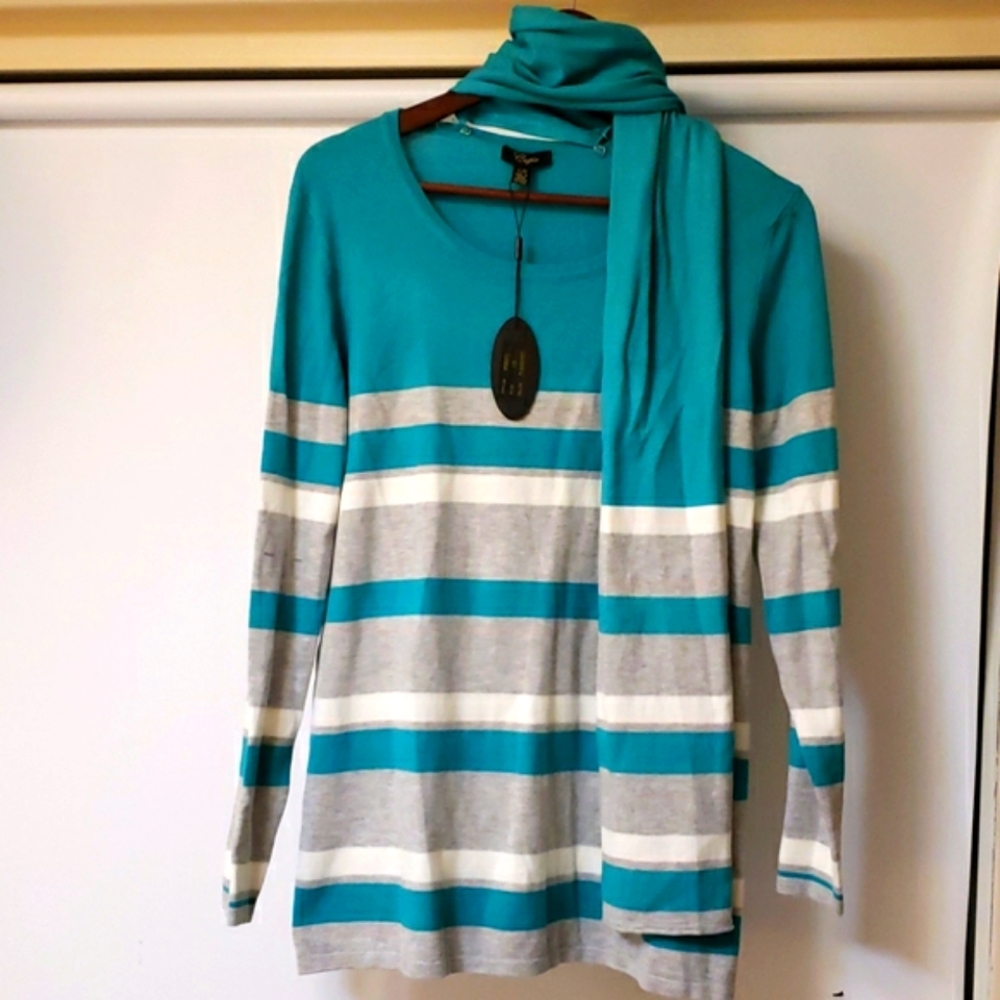 Long-sleeved sweater with detachable scarf.